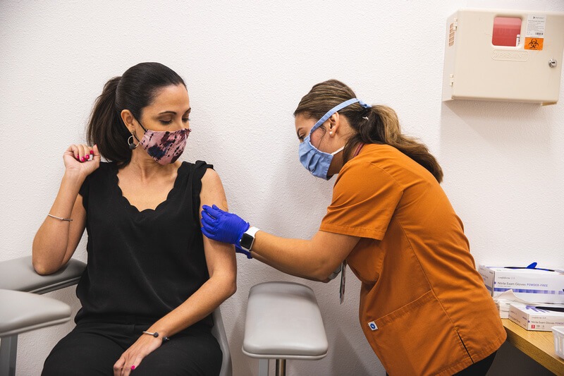 Picture of flu vaccine being administered 